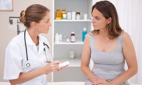 Médico prescribe tratamiento para las venas varicosas