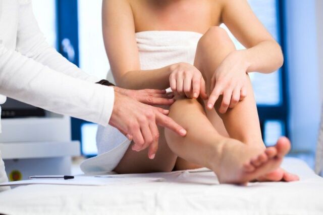 Médico revisa las piernas en busca de venas varicosas